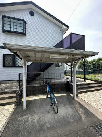 アンプルール ブワ Demeureの駐車場