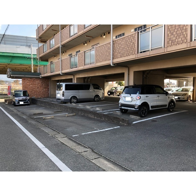 リバティエアコートの駐車場
