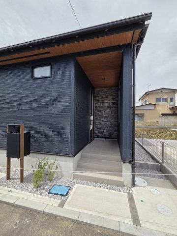 新築　みどり市大間々町大間々　Blooming　Garden　2号棟の玄関|現地写真　TVモニター付きドアホンでセキュリティも安心です！
