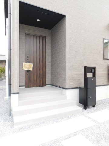 愛西市大井町浦田面の新築一戸建の玄関|◇宅配ＢＯＸ◇　　不在時でも荷物の受け取りができる宅配ＢＯＸ付きポスト！