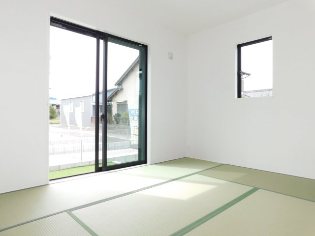 愛西市大井町浦田面の新築一戸建の和室|◇和室◇　　南面で明るい和室６．５帖　来客対応やお子様の遊びスペースなどにも利用できます！　全居室収納完備♪