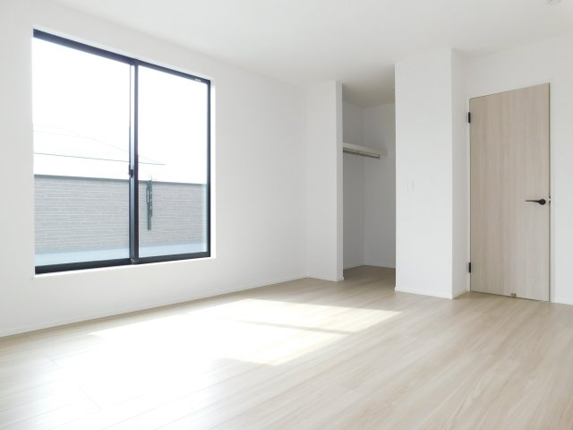 愛西市大井町浦田面の新築一戸建の洋室|◇洋室◇　　南面で明るい洋室９．５帖　ウォークインクローゼット完備♪　バルコニー付き♪