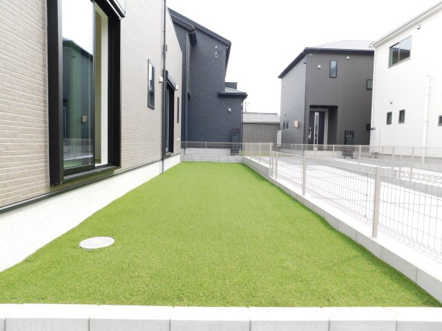 愛西市大井町浦田面の新築一戸建の庭|◇庭◇　　南面に人工芝の庭付き♪