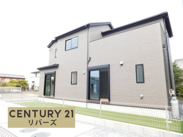 愛西市大井町浦田面の新築一戸建の外観|☆１号棟☆　　新価格！！いつでもご案内致します！（お問合せ当日、平日、水曜、夜間でもＯＫ）長期優良住宅！　敷地５６．３５坪！　駐車らくらく並列２台ＯＫ♪　南に人工芝敷きの庭付き！　全居室南向き♪