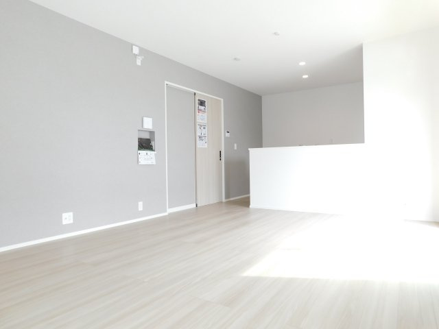 愛西市大井町浦田面の新築一戸建の居間・リビング|◇リビング◇　　明るいリビング１６．０帖　アクセントクロスに合わせたインテリアを楽しむことができます♪