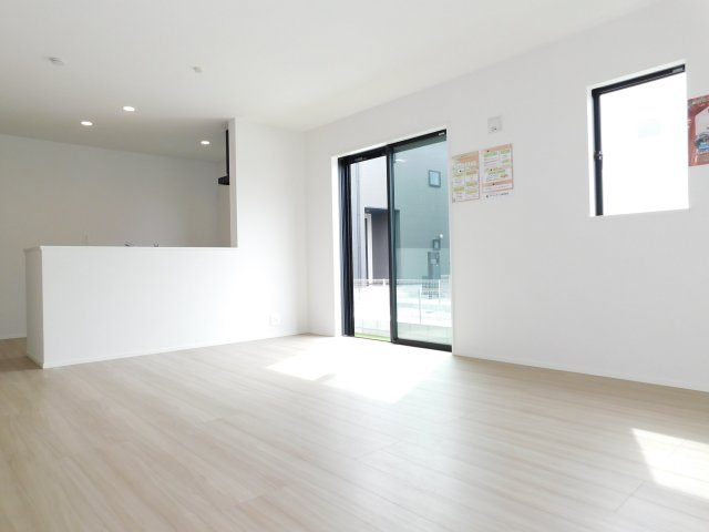 愛西市大井町浦田面の新築一戸建の居間・リビング|◇リビング◇　　明るいリビング１６．０帖　リビングや庭の様子が見渡せる対面キッチン♪