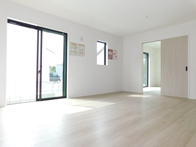 愛西市大井町浦田面の新築一戸建の居間・リビング|◇リビング◇　　明るいリビング１６．０帖　和室と続き間で２２．５帖の広々空間になります♪