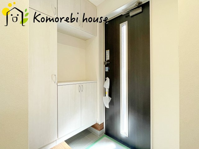 さいたま市西区内野本郷　新築一戸建て　リーブルガーデン　01の玄関|収納もある玄関です