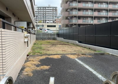 【庭】 | リ・アーリア京王堀之内 | 物件によっては、入居者が個人的に使用できる専用庭がついているものもあります。また、住宅の中にある土間の部分を庭と呼ぶこともあります。庭の用途は住む人によって変わり、それによってデザインもさまざまです。