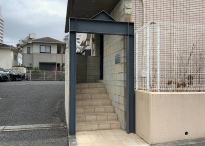 【エントランス】 | リ・アーリア京王堀之内 | マンションのエントランスには、もともと風よけや防犯の役割がありますが、マンションによって宅配ボックスなどの設備が備わっている所もあります。日々の生活をイメージしながら生活しやすさをチェックしましょう。
