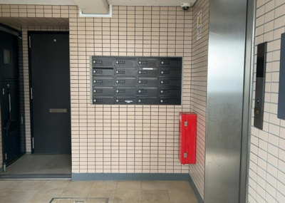 【設備】 | リ・アーリア京王堀之内 | エントランス付近に設置されている集合ポストは、住んでいる部屋と離れているため、ポストをあさるなど誰かに何かされていても被害に気づきにくいです。入居する時には他人に特定されにくい番号で鍵をかけましょう！