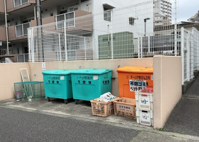 【設備】 | リ・アーリア京王堀之内 | 共有部分は、住民なら誰もが使える設備のこと。例えば駐車場やエレベーター、インターネット設備、セキュリティ設備などがあります。他にも、マンションの廊下・外部階段やエントランス・ゴミ置き場などがあります。