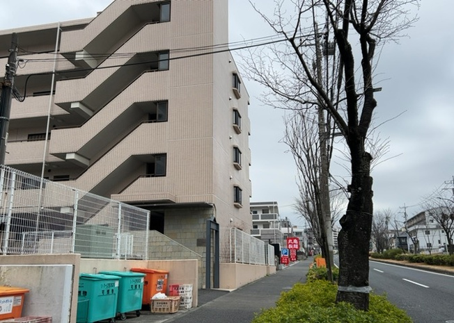 【外観】 | リ・アーリア京王堀之内 | マンションの外観は非常に重要なポイントです！外観の善し悪しは資産価値に大きな影響を与えます。外観のいいマンションを購入することで、高値で売却がしやすく、買い手が見つかりやすいというメリットがあります。