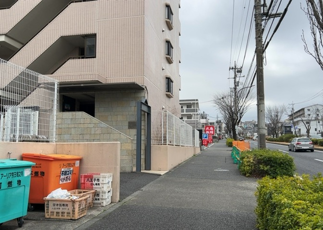【外観】 | リ・アーリア京王堀之内 | 隣家の土地はどうなっているのか、生活利便施設が近くにあるのか、学校まで近いかなど、お客様のライフスタイルにあわせたイメージが重要です。また、近くにあると困る施設が近くにないかも確認するといいでしょう。