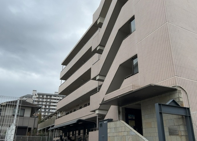 【現況写真】 | リ・アーリア京王堀之内 | 景色重視でお家選ぶをするとスーパーが遠い！学校が遠い！など生活をするうえで利便性で困ることもあります。まず一度現地を見学する際に、周辺の施設などがあるかを確認し、暮らし始めた後のことを想像しましょう。