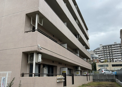 【現況写真】 | リ・アーリア京王堀之内 | 道幅が広い場所は日当たりや風通が良好です。幅が広いのですれ違いも可能ですし大きな車でも駐車可能！一方で、大型車が通ることも多くなるため交通量の増加により騒音に繋がります。また土地の値段が高くなります。