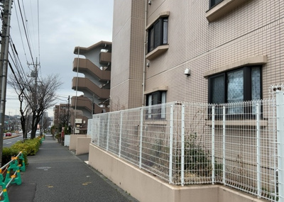 【構造・工法・仕様】 | リ・アーリア京王堀之内 | ＲＣ造、Reinforced Concreteは直訳すると補強されたコンクリートです。主に柱や梁・床・壁が鉄筋とコンクリートで構成おり、鉄筋を組んだ型枠にコンクリートを流し込んで固めたものを指します。