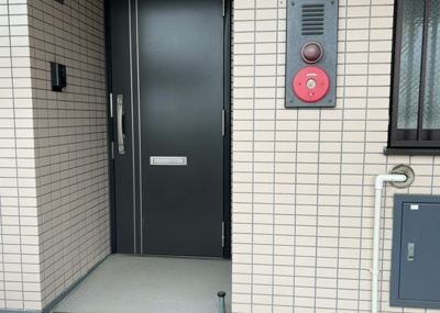 【玄関】 | リ・アーリア京王堀之内 | 玄関は家の顔でもあり、家族以外の目にも止まる場所です。玄関は外との間を仕切る扉、靴などをしまっておく収納スペース、靴脱ぎのたたきスペース、来客とのやり取りをするドアホンなど複数のアイテムからなります。