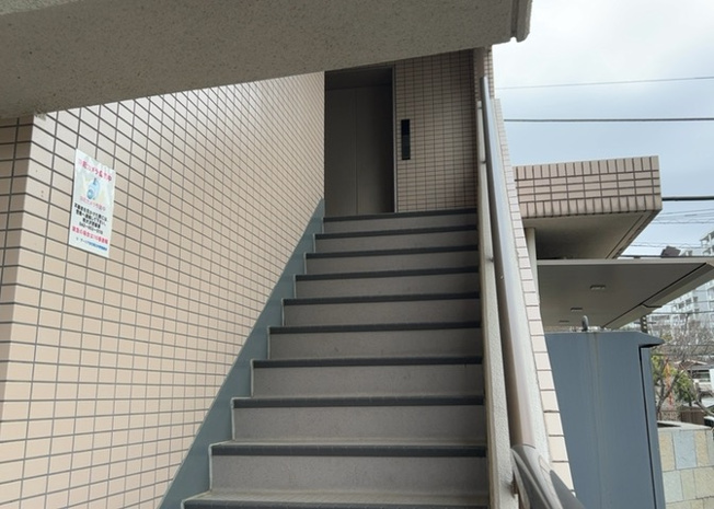 【内装】 | リ・アーリア京王堀之内 | 共有部分は、住民なら誰もが使える設備のこと。例えば駐車場やエレベーター、インターネット設備、セキュリティ設備などがあります。他にも、マンションの廊下・外部階段やエントランス・ゴミ置き場などがあります。