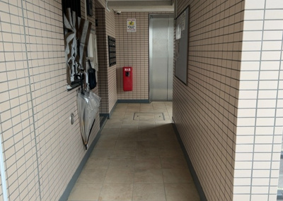 【内装】 | リ・アーリア京王堀之内 | 共用部分は、一棟の建物に住む区分所有者全員が共同で所有するとし、共用部分の管理、補修などは、区分所有者で形成される管理組合が行います。個人の判断で勝手に変更することはできませんので覚えておきましょう。