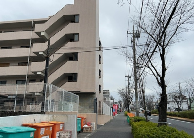 【外観】 | リ・アーリア京王堀之内 | 外観はマンション管理がされているかの目安になります。築年数が古いと、壁面は劣化してひび割れが生じることも！建物が古びていても細かいところが修繕されていると、きちんと管理されているなぁと感じるでしょう。