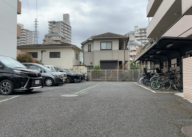 【駐輪場】 | リ・アーリア京王堀之内 | マンションの駐輪場は、事前に空きがあるか確認を取ると安心です。せっかく入居したのに駐輪スペースがない！なんてことになったら大変ですよね。そこで、内見時や購入前にはまず事前に確認しておくと良いでしょう。