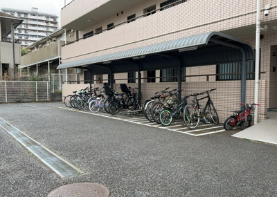 【駐車場】 | リ・アーリア京王堀之内 | 車一台あたりに必要なスペースは、標準サイズの普通自動車で横幅2m50cm、長さ5mは必要になります。ただし、乗降のことも考慮して横幅3m30cm、長さ5m50cmほどは確保できるところを選びましょう。