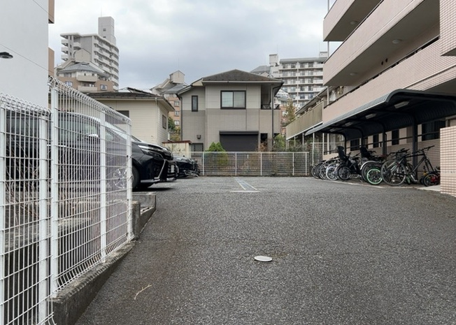 【駐車場】 | リ・アーリア京王堀之内 | 駐車場と明記されていても、最小スペースでつくられた駐車場だと大型車は駐車できなかったり、出入りしにくくなったりする可能性があります。お車のサイズと購入したい物件の駐車場のサイズを現地で確認しましょう。