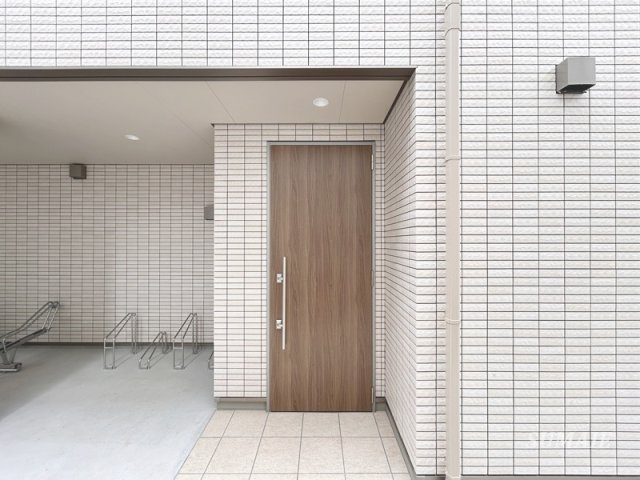 East IMのエントランス|建物入口です