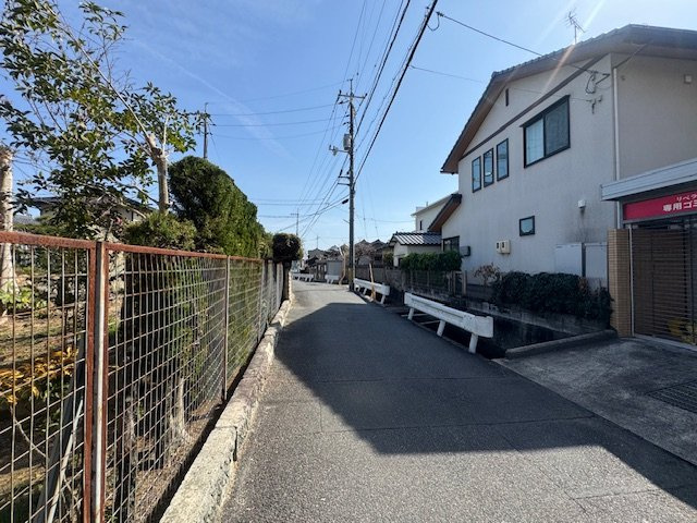 岡山市北区津島南　売土地の前面道路含む現地写真|南側道路：幅員約３．６ｍ。