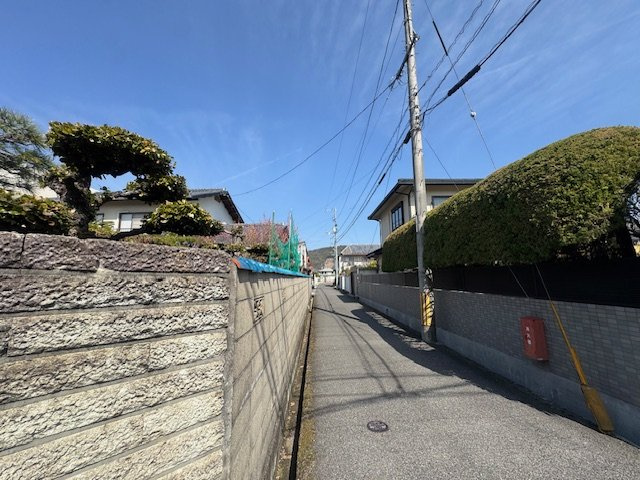 岡山市北区津島南　売土地の前面道路含む現地写真|東側道路：幅員約３．４ｍ。