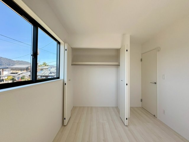 土佐市高岡町甲4期1号棟　新築建売の洋室|全室収納付きでスッキリ片付けられそうですね。