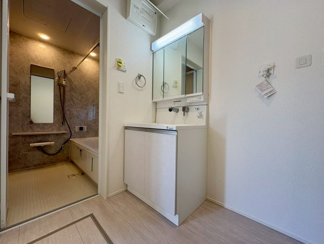 土佐市高岡町甲4期1号棟　新築建売のその他|小物がたくさん収納できる三面鏡洗面台です。