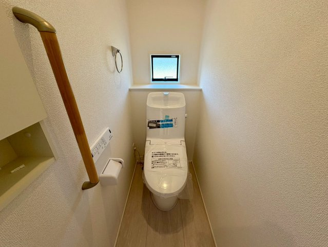 土佐市高岡町甲4期1号棟　新築建売のトイレ|手すりや収納など細かな配慮がつまったトイレ♪