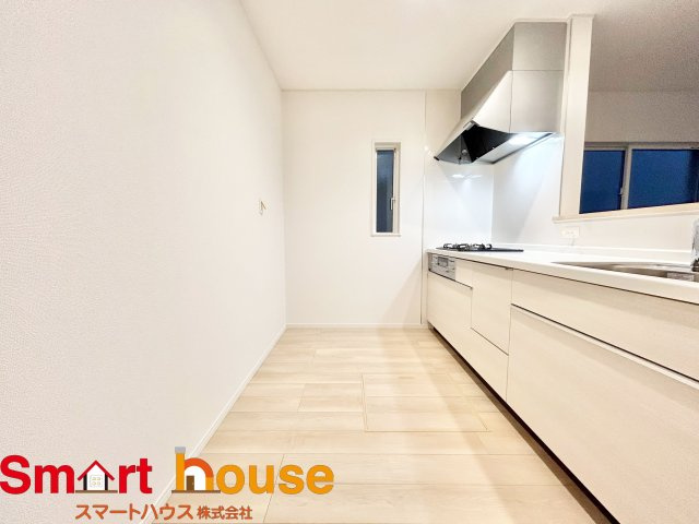 相模原市緑区下九沢第68　新築2棟のキッチン|幅広いキッチンに冷蔵庫、カップボードなどを設置しても楽々と料理できます！
スペースにゆとりがあると気持ちもいいですね♪