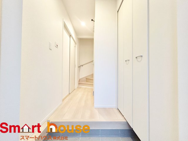 相模原市緑区下九沢第68　新築2棟の玄関|住む人も来客も入った瞬間にワクワクさせてくれるオシャレな玄関♪
収納もたっぷりあるので、靴がたくさんあっても安心！
気持ちの良い朝は、毎日ここからスタートしていきます♪