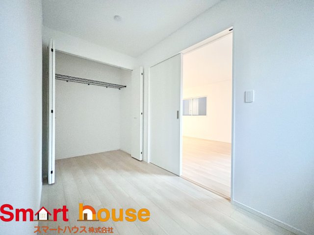 相模原市緑区下九沢第68　新築2棟の洋室|木目のフローリングが暖かみのある室内に。明るい寝室で心地のいい朝を迎えられそう。