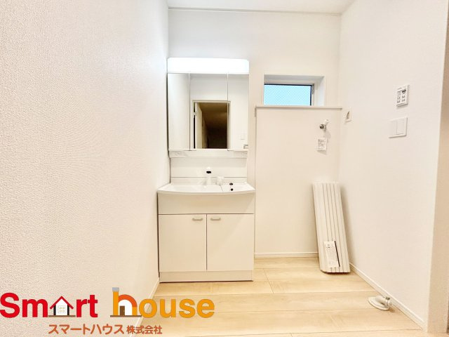 相模原市緑区下九沢第68　新築2棟の独立洗面台|ゆとりの洗面スペースで朝の身支度も快適スムーズに。３面鏡で髪のセットやお化粧もストレスなくこなせ、朝から気分良く通勤通学に向かえそうですね！鏡の裏にはたっぷりと収納スペースを標準装備！