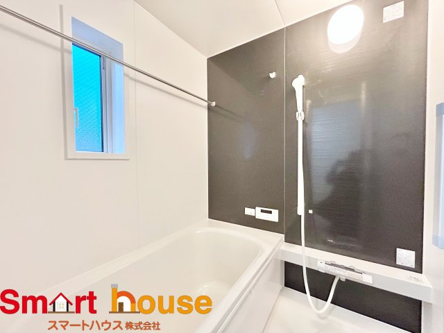 相模原市緑区下九沢第68　新築2棟の浴室|一日の疲れを癒してくれる場所なので、快適に過ごして頂く為にゆったりサイズのバスタブを用意しました。是非半身浴をお楽しみ下さい。空気が籠らない様に小窓も設置しております。