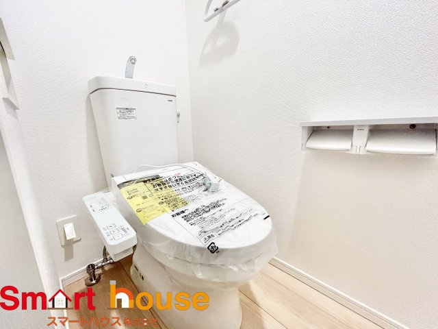 相模原市緑区下九沢第68　新築2棟のトイレ|節水型でエコなトイレには、今では当たり前のウォシュレット付き。便座を温める機能もついていて、居心地良くてトイレから出られなくなるかも！換気用に換気扇はもちろん、窓も着いているので常に快適ですね♪