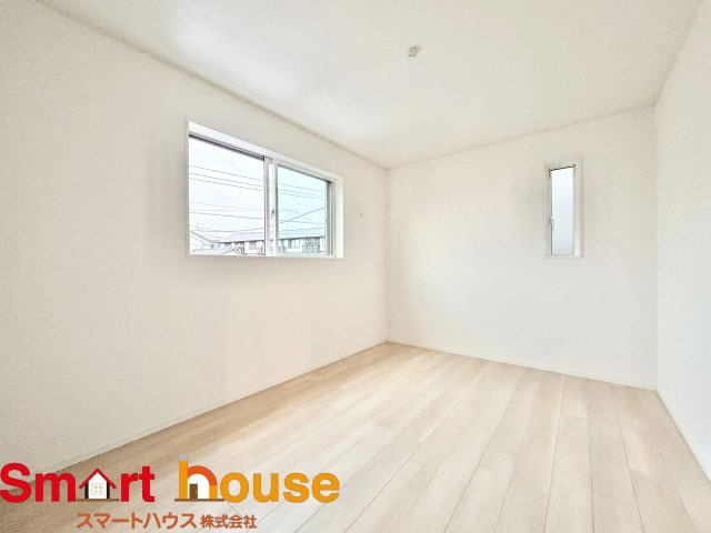 相模原市緑区下九沢第68　新築2棟の洋室|光が沢山取り込める大きな窓。2面採光なので、日差しを長時間受ける事が出来る暖かいお部屋です。