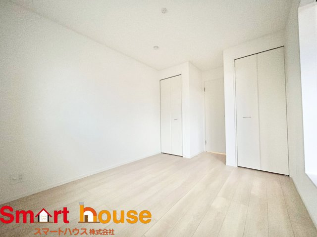 相模原市緑区下九沢第68　新築2棟の洋室|通風・採光にも優れ、心地よい光と風があふれています。 贅沢といえるほどの豊かな居住性と、プライドを満たすクオリティが見事に調和した住空間。新築戸建でなければ体感できないひとときをご体感頂ける筈です。