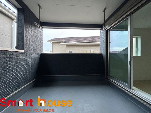 相模原市緑区下九沢第68　新築2棟の外観|陽当りの良いバルコニーは、物干しセットを追加すれば、一度にたくさんのお洗濯物が干せるのが魅力！バルコニーは洗濯物を干すだけの場所じゃなく、家族のゆとりのある時間を演出するプライベート空間。