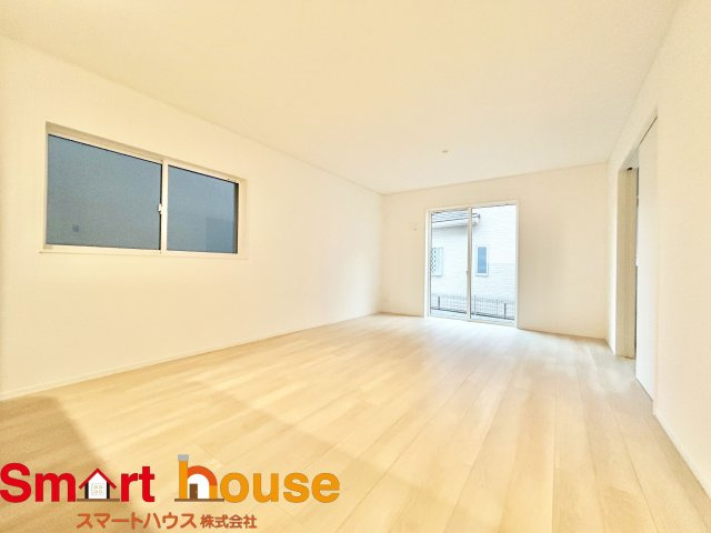 相模原市緑区下九沢第68　新築2棟の居間・リビング|導線もしっかりと取れている間取りなので、ダイニングテーブルやソファー、ローテーブルなどの家具もしっかりと配置できます。ゆったりとした広さの空間でご家族だんらんの時間をお過ごしください。