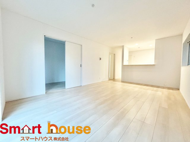 相模原市緑区下九沢第68　新築2棟の居間・リビング|大切なご家族が集まるからこそＬＤＫはこだわりたい！休日はおひさまの光をたっぷりと取りこめるリビングでゆったりと過ごしませんか？子供たちが元気に笑いながら走り回っても十分な広さの空間です。