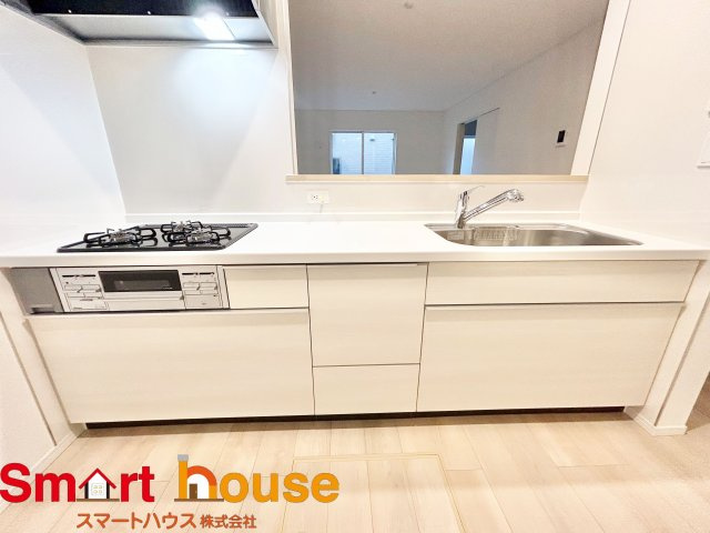 相模原市緑区下九沢第68　新築2棟のキッチン|ダイニングからワークスペースを見渡せる、見せるキッチン。ダイニングとの空間のつながりが、スペースのゆとりを生み出します♪