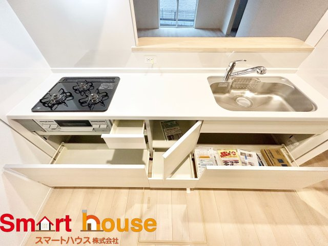 相模原市緑区下九沢第68　新築2棟のキッチン|大容量収納付きキッチンは、調味料などをスッキリさせ綺麗な空間で気持のいい料理を手助けします！