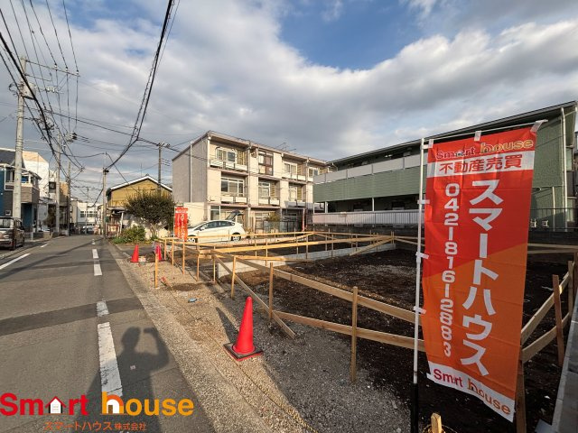 座間市相模が丘　建築条件付き売地2区画の前面道路含む現地写真