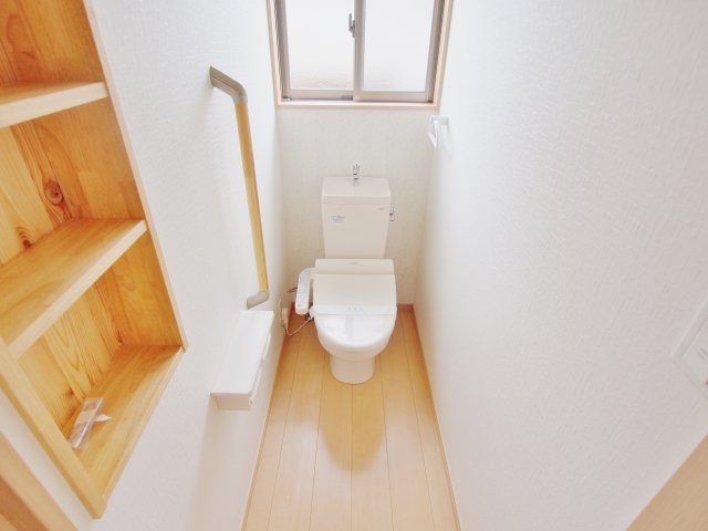 呉市焼山中央３丁目の一戸建てのトイレ