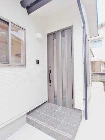 呉市焼山中央３丁目の一戸建ての玄関